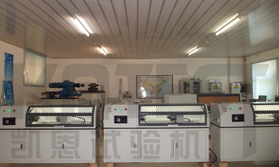 凱恩車(chē)間現(xiàn)場(chǎng)扭轉(zhuǎn)試驗(yàn)機(jī)照片